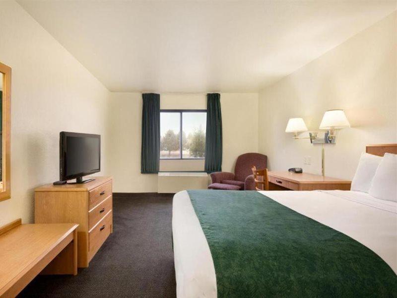 Travelodge By Wyndham אלפיין מראה חיצוני תמונה