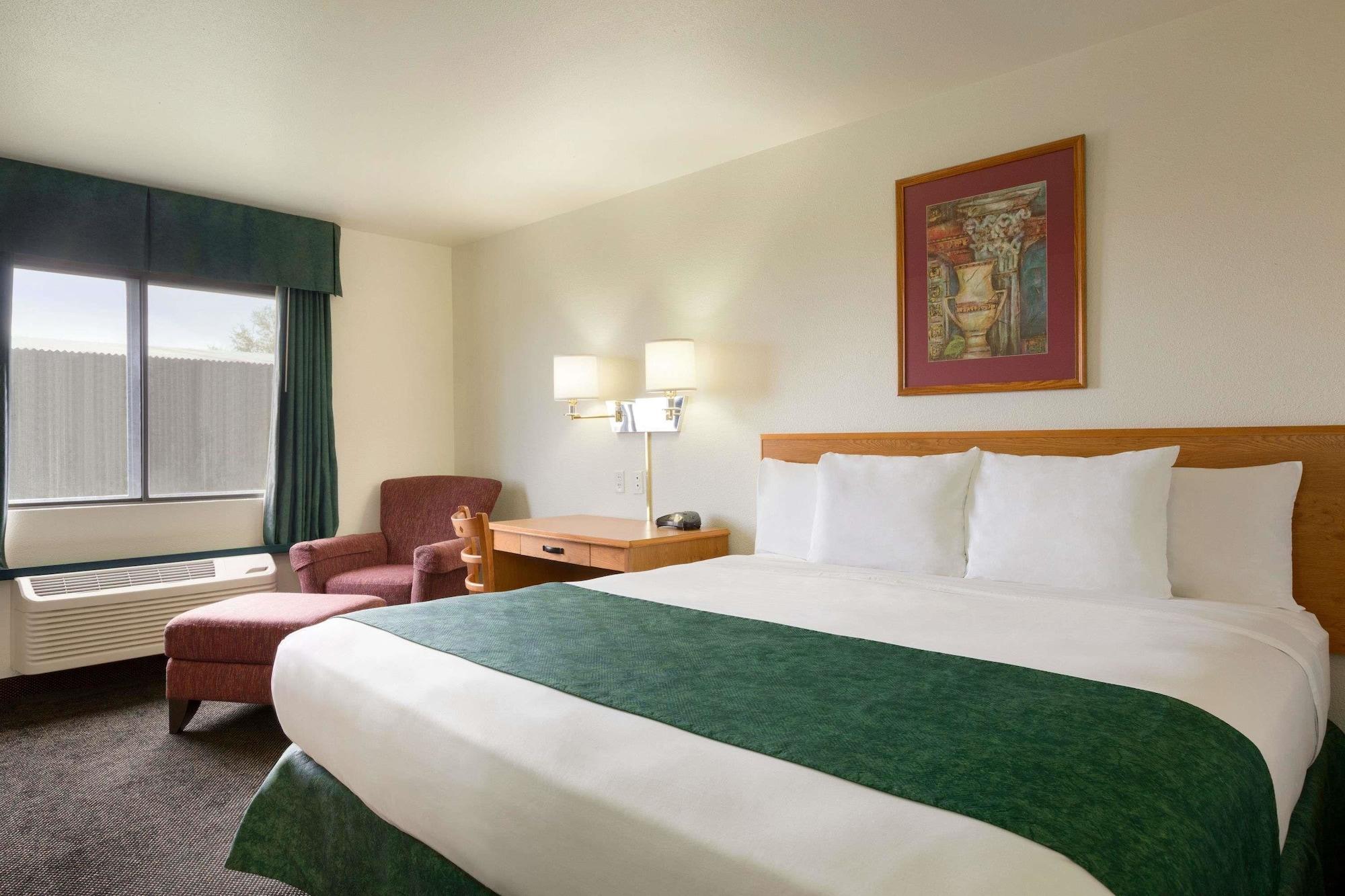 Travelodge By Wyndham אלפיין מראה חיצוני תמונה