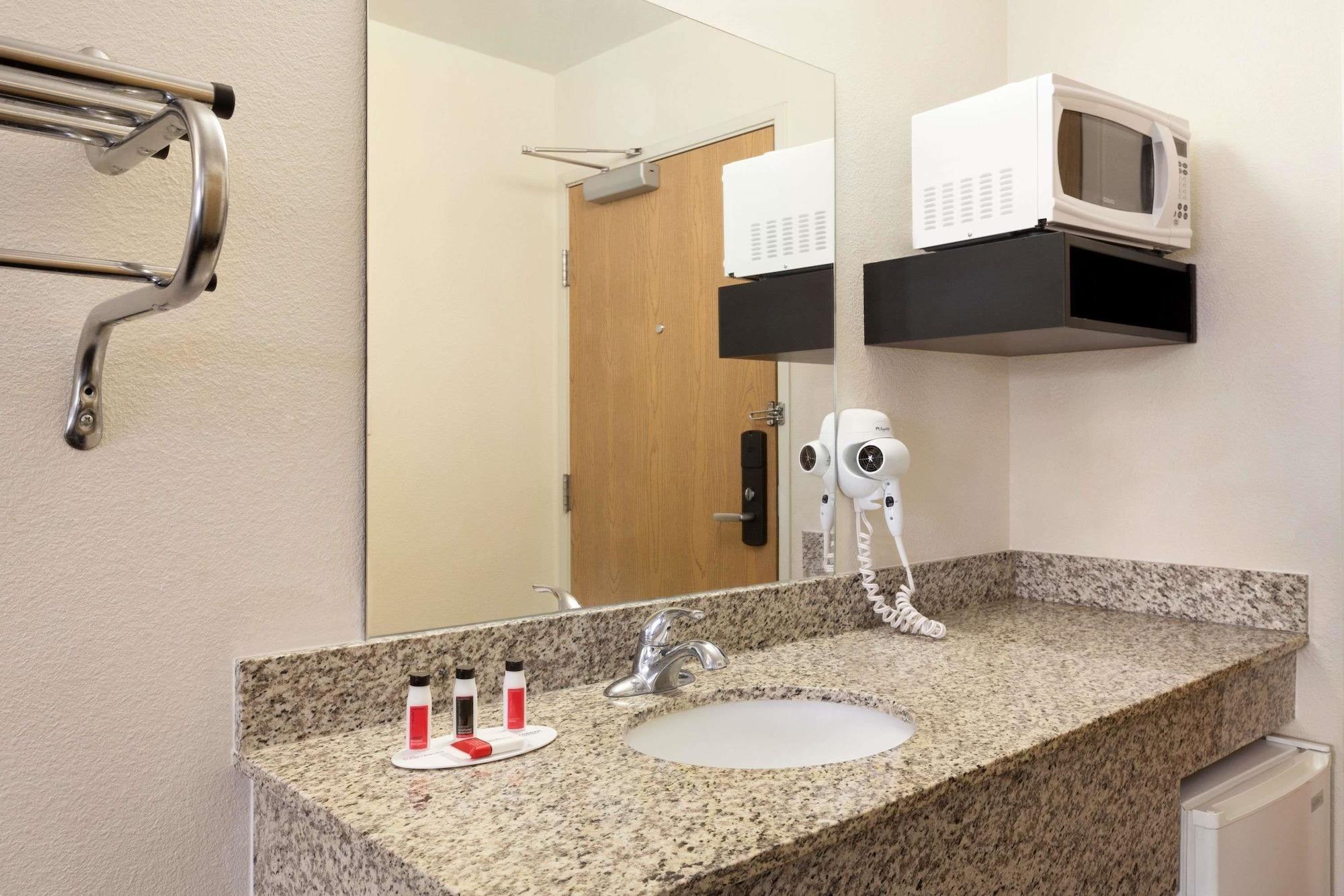 Travelodge By Wyndham אלפיין מראה חיצוני תמונה