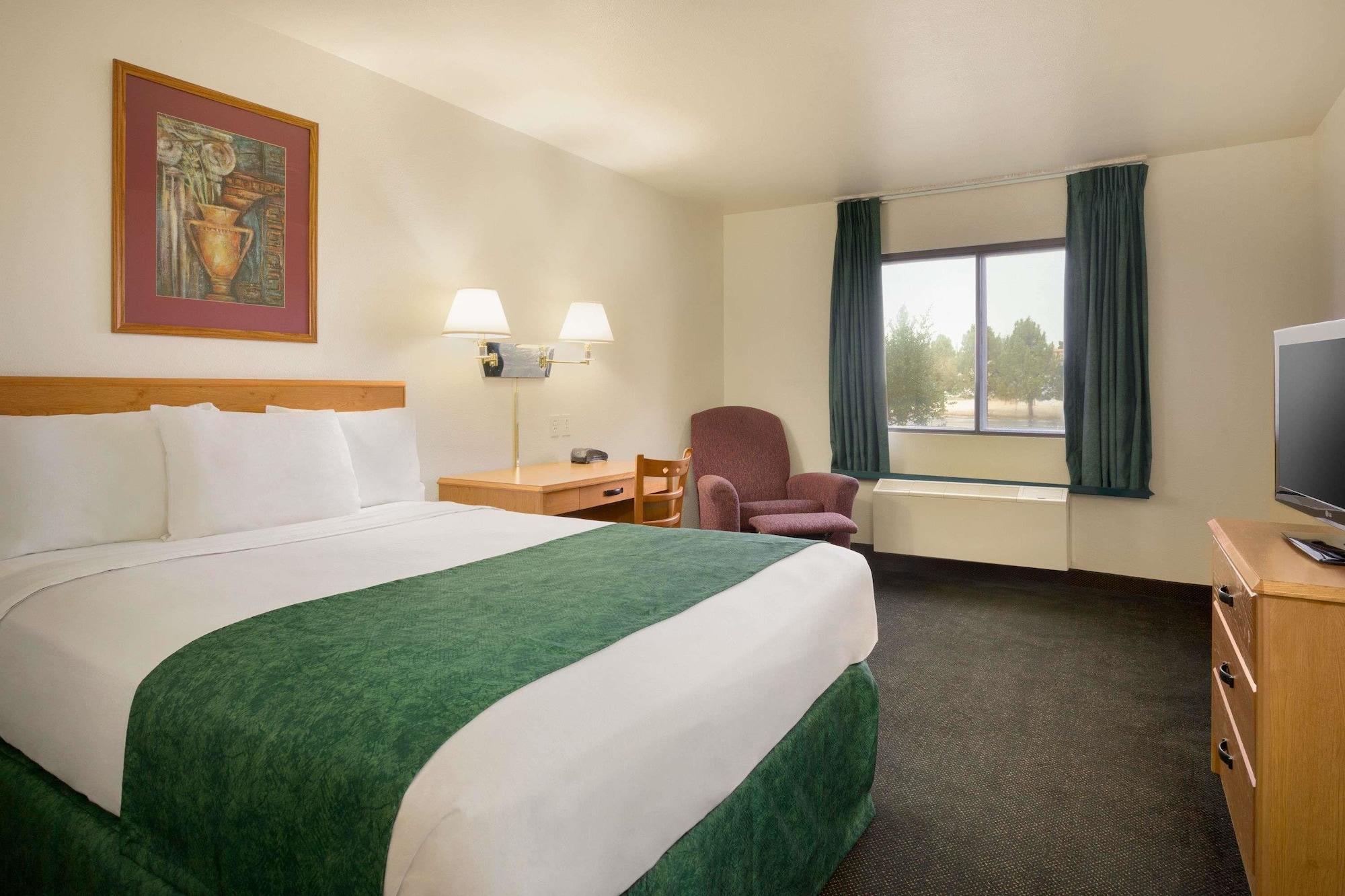Travelodge By Wyndham אלפיין מראה חיצוני תמונה