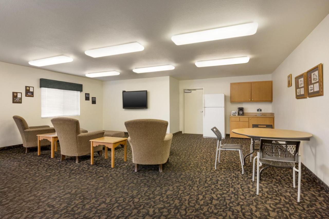 Travelodge By Wyndham אלפיין מראה חיצוני תמונה