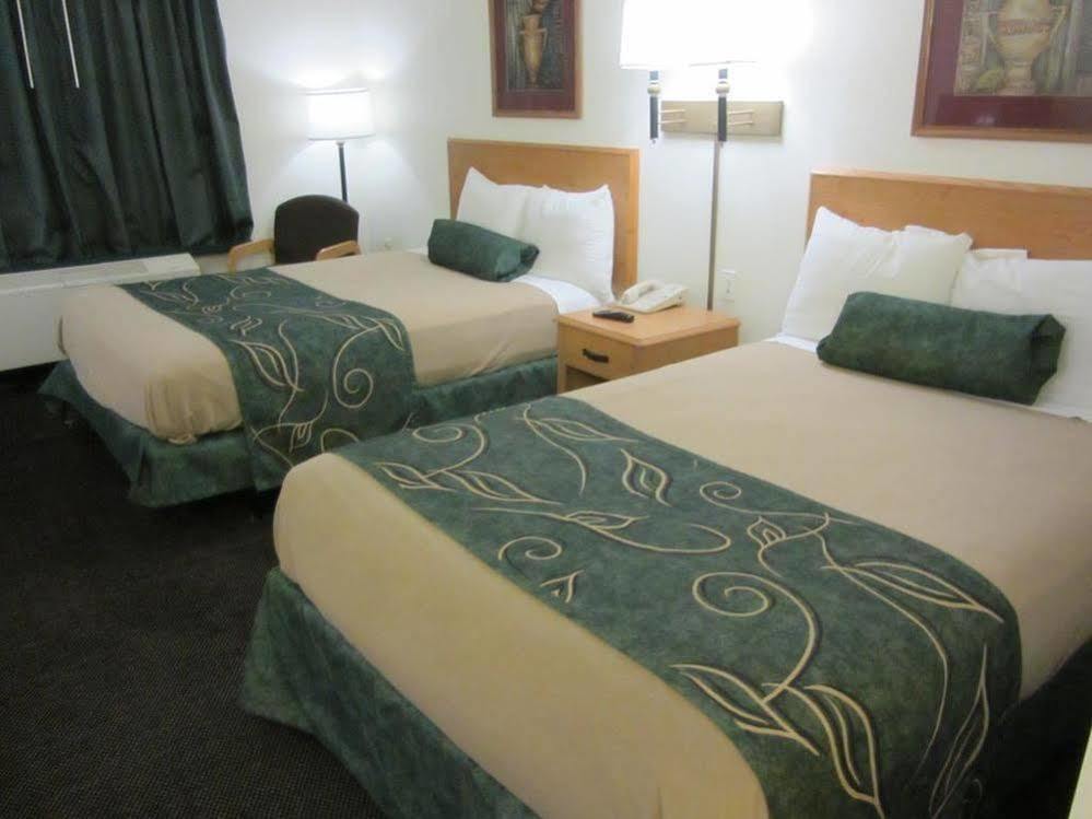 Travelodge By Wyndham אלפיין מראה חיצוני תמונה