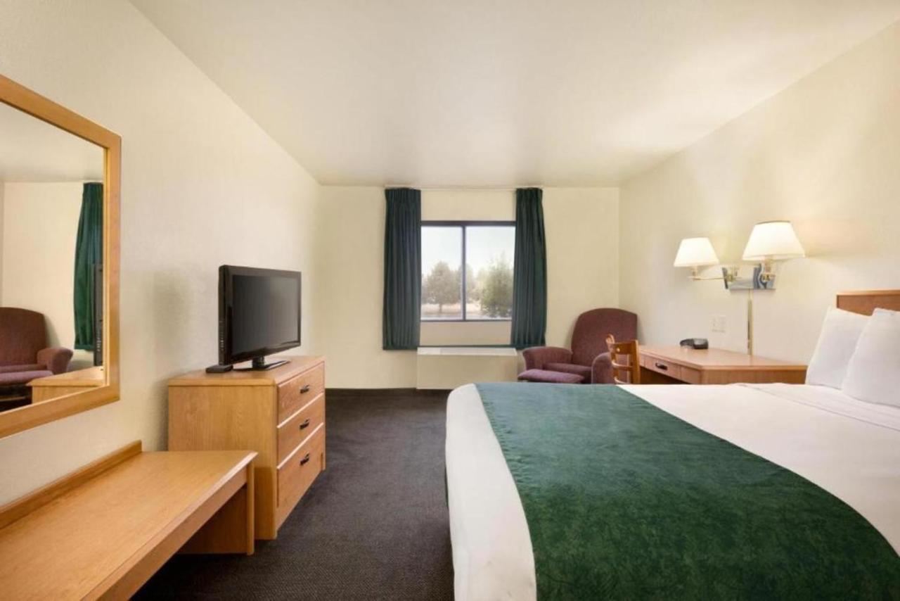 Travelodge By Wyndham אלפיין מראה חיצוני תמונה