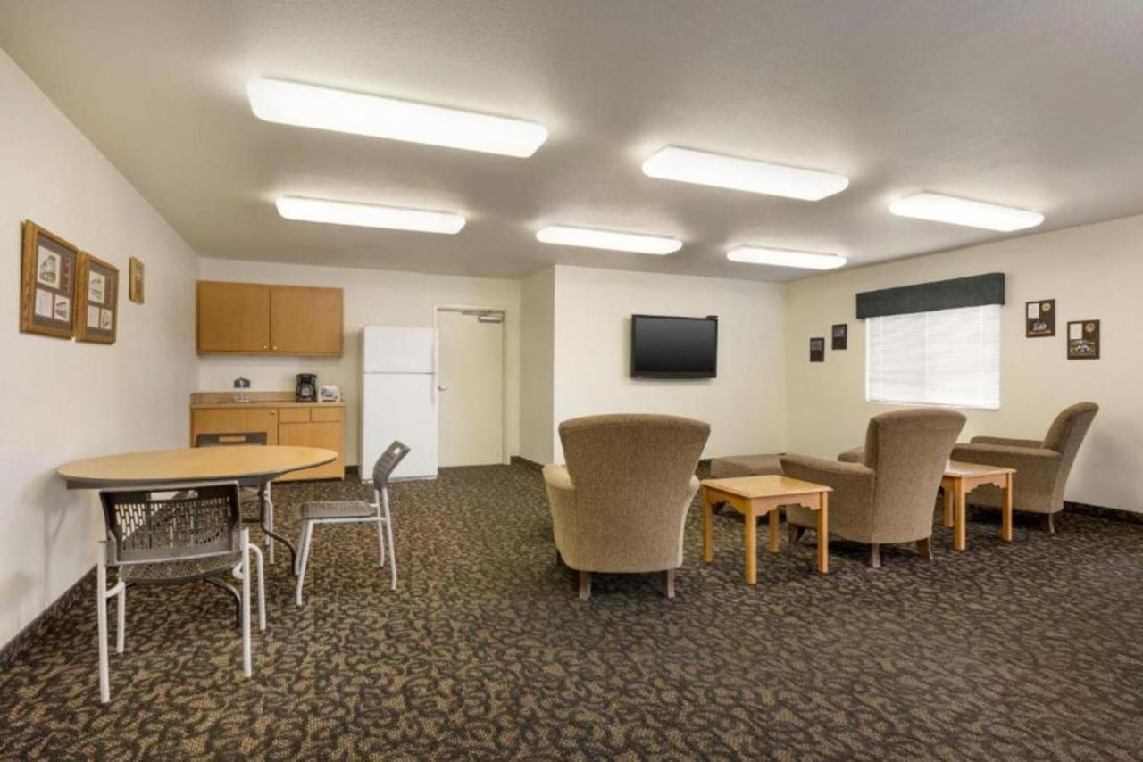 Travelodge By Wyndham אלפיין מראה חיצוני תמונה