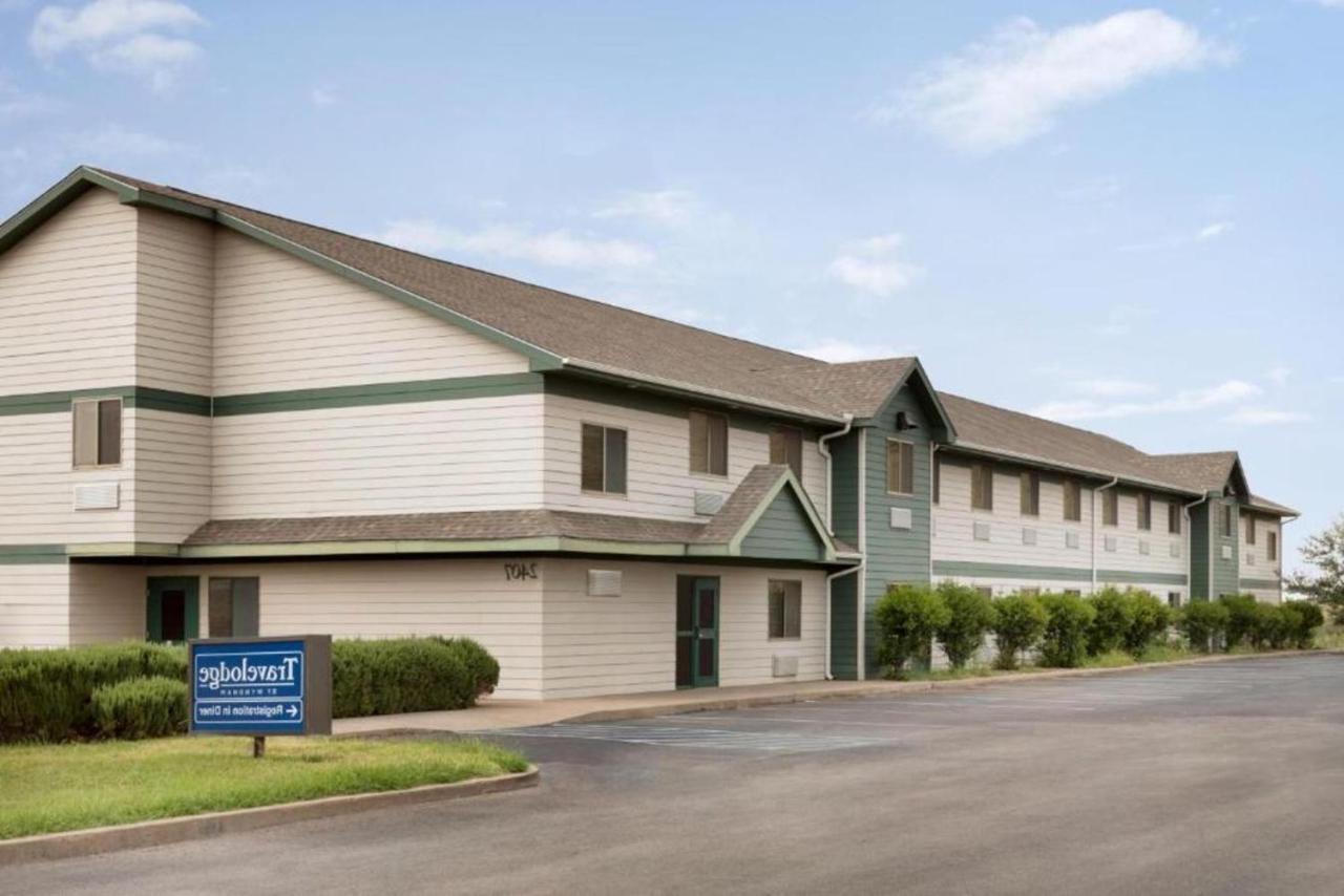Travelodge By Wyndham אלפיין מראה חיצוני תמונה